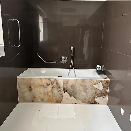 Kempinski 100m From וילה