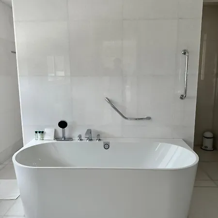 Kempinski 100m From וילה