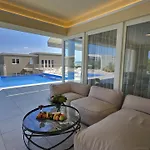 Kempinski 100m From 别墅 萨武德里亚